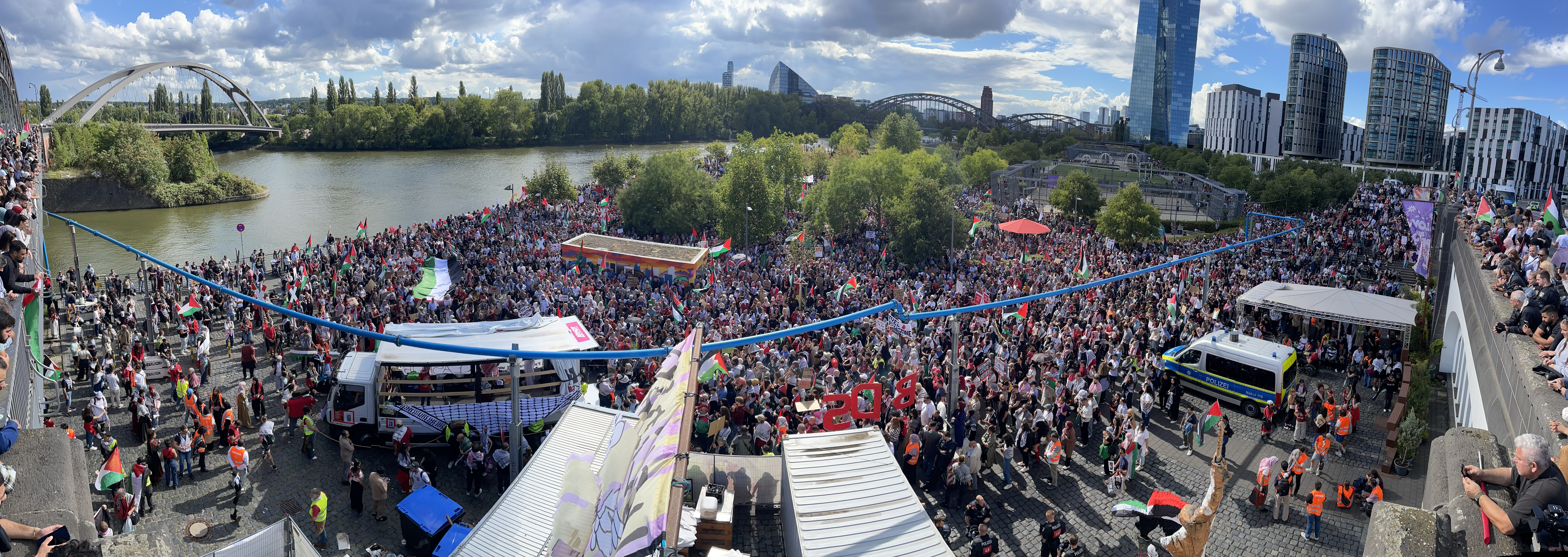 Zehntausende Demonstranten am Hafenpark in Frankfurt
