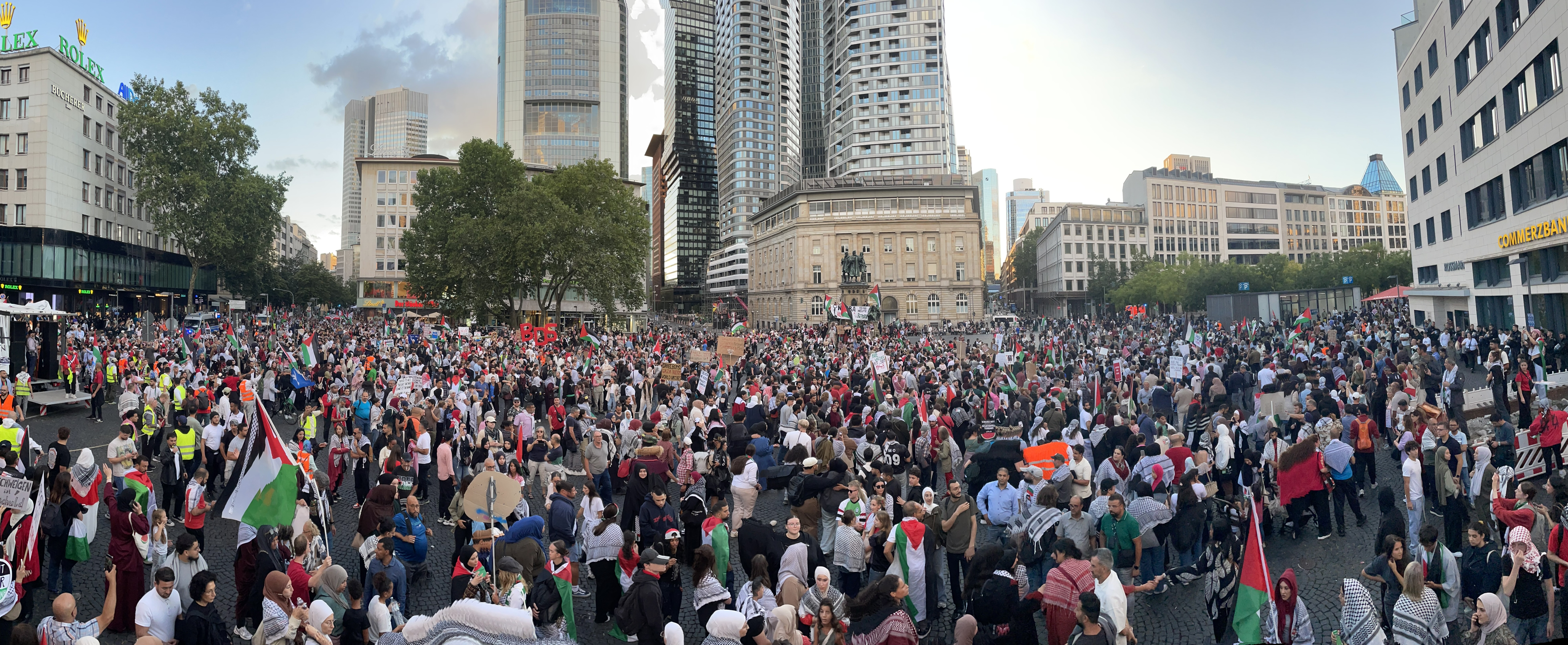 Zehntausende Demonstranten am Rossmarkt in Frankfurt